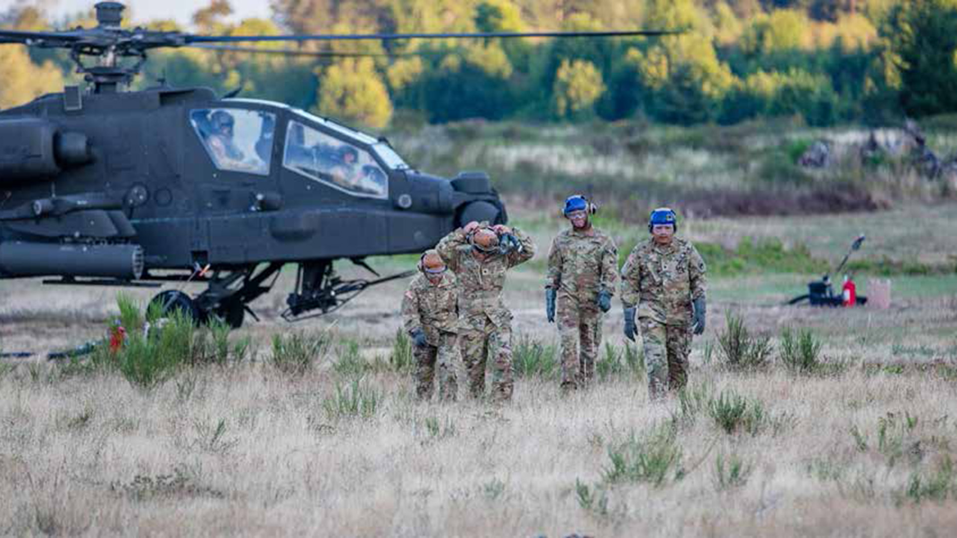 picture of a helicopter and 4 soldiers during a refuel in washington